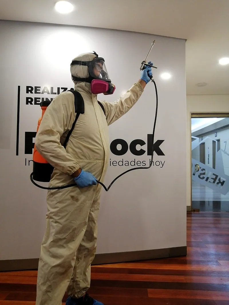 Técnico de B&C sanitizando los puestos de trabajo de una oficina